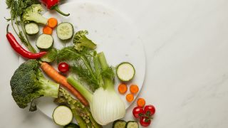 Fenchel, Brokkoli und anderes Gemüse hübsch auf dem Teller arrangiert (Quelle: Colourbox))