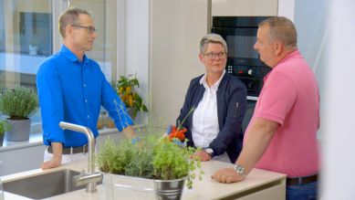 Matthias Riedl spricht mit Oliver S. und seiner Ehefrau über das Thema Portionsgrößen.(Quelle: NDR)
