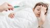 RS-Virus: Thermometer vor krankem Kind in Bett (Bild: imgao/Panthermedia)
