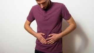 Reizdarm: Bild zeigt Mann, der sich schmerzenden Unterbauch hält (Bild: Colourbox)
