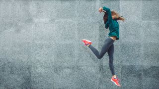Sport als Heilmittel: Mädchen tanzt und springt vor grauer Wand (Bild: colourbox.de)