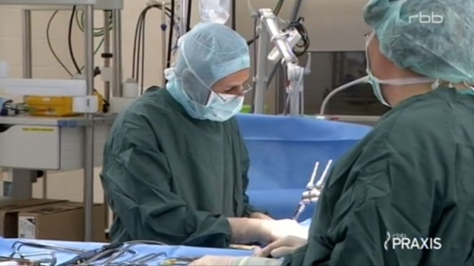 Schilddrüsen-OP Nachgefragt: Dr. Ingo Leister (Krankenhaus Waldfriede, Zehlendorf) entfernt einen Schilddrüsenlappen