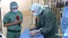 Schilddrüsen-OP Nachgefragt: Dr. Ingo Leister (Krankenhaus Waldfriede, Berlin-Zehlendorf) zeigt den entfernten Schilddrüsenlappen