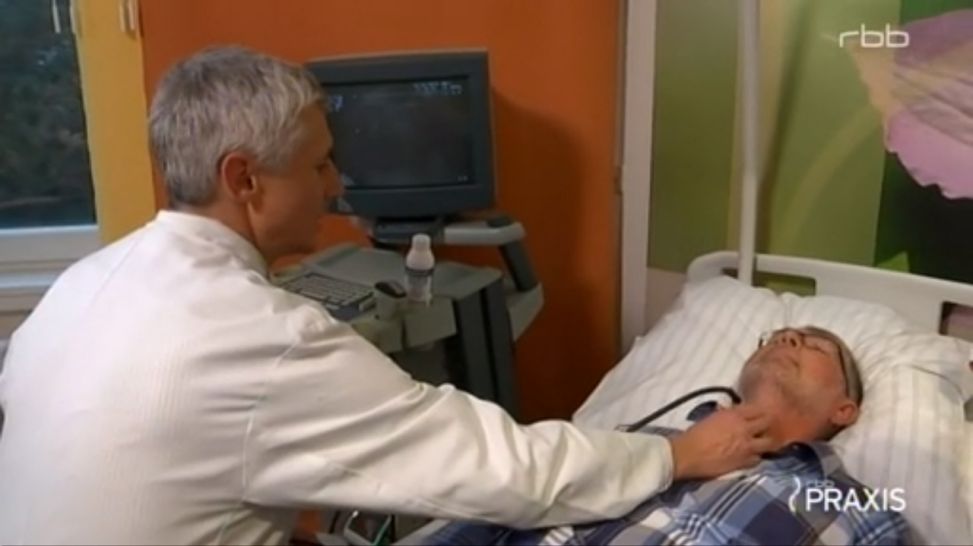 Schilddrüsen-OP Nachgefragt: Dr. Ingo Leister (Krankenhaus Waldfriede, Zehlendorf) kontrolliert vor der OP per Ultraschall die Schilddrüse von Knut Deimer