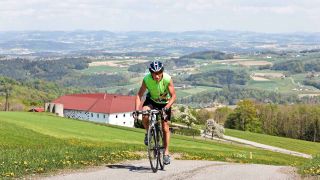 Senior fährt mit Rennrad den Berg hinauf (Quelle: imago/blickwinkel)