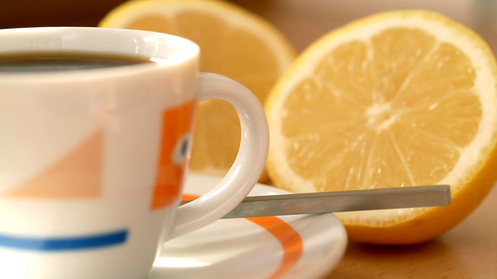 Tasse Kaffee und eine Zitrone (Quelle: imago/Niehoff)