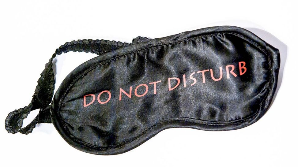 Schlafmaske mit der Aufschrift "Do not disturb" (Quelle: imago/CHROMORANGE)