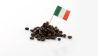 Italienische Flagge inmitten von Kaffeebohnen (Quelle: imago/Westend61)