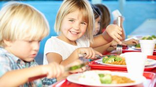 Kinder beim Essen (Bild: colourbox.de)