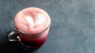 Ein Getränk mit Rote-Bete-Saft (Quelle: dpa)