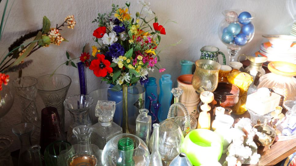 Viele vasen bei einer Haushaltsauflösung (Quelle: imago images / Karina Hessland)