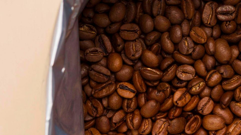 Kaffeebohnen in einem Sack (Quelle: imago images/imagebroker)