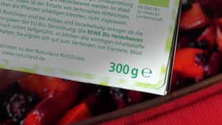 Die Gramm-Angabe auf einer Packung tiefgrfrorener Beeren (Quelle: imago images/Eckhard Stengel)