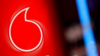 Das Vodafone-Logo auf rotem Grund (Quelle: imago images/Panama Pictures)