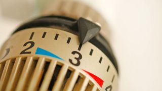Ein Thermostat an einer Heizung (Quelle: imago images/Shotshop)