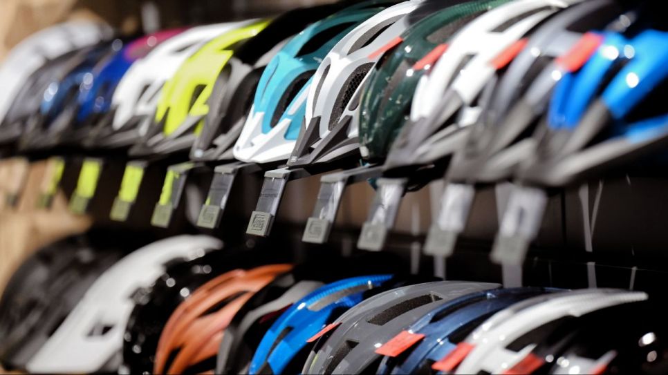 Viele Fahrradhelme in einem Geschäft (Quelle: IMAGO / Funke Foto Services / Thorsten Lindekamp)