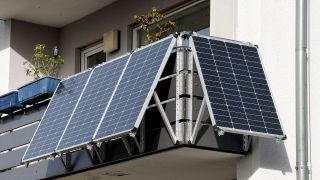 Solar-Panele eines sogenannten Balkonkraftwerks an einem Balkon eines Mehrfamilienhauses (Quelle: IMAGO / Winfried Rothermel)