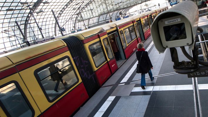 Eine S-Bahn steht an einem Bahnsteig am Hauptbahnhof neben einer Überwachungskamera (Quelle: dpa)