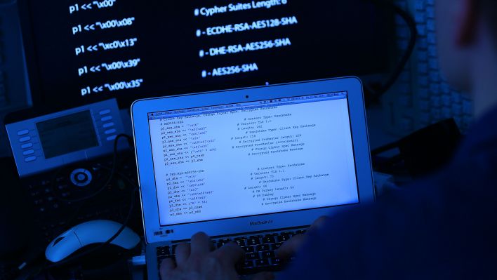 Computer mit Quellcode (Quelle: dpa)