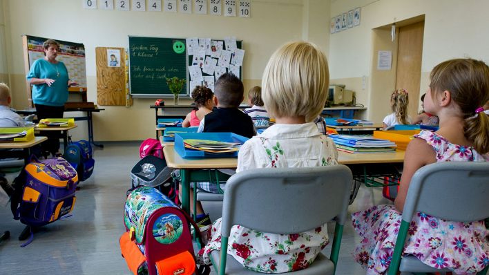 Schulanfänger sitzen in einem Klassenraum einer Grundschule (Quelle: dpa/Patrick Pleul)