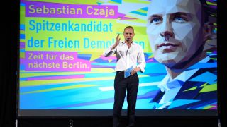 Der Spitzenkandidat der FDP Berlin zur Abgeordnetenhauswahl, Sebastian Czaja, vor einer Videoleinwand (Quelle: dpa/Rainer Jensen)