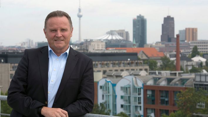 Der Berliner AfD-Spitzenkandidat Georg Pazderski posiert in Berlin (Quelle: dpa/Paul Zinken)