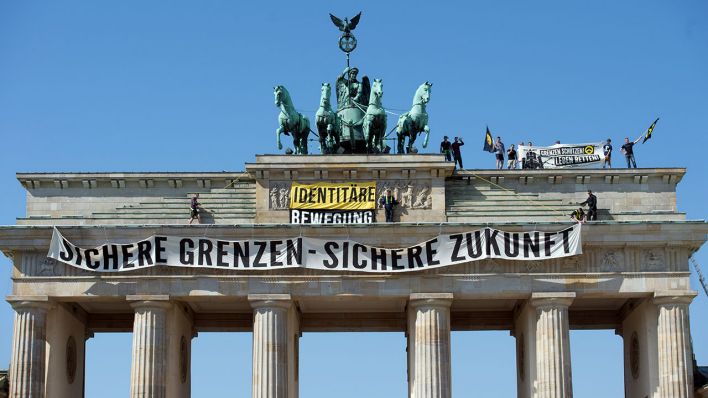 Aktivisten der "Identitären Bewegung" am 27.08.2016 auf dem Brandenburger Tor (Quelle: dpa/Paul Zinken)