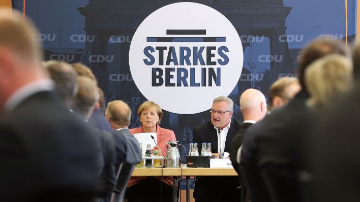 Angela Merkel und Frank Henkel nehmen am 06.09.2016 an einem Wirtschaftstag der Berliner CDU teil (Quelle: dpa/Kumm)