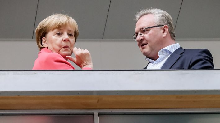 Bundeskanzlerin Merkel spricht mit dem Berliner CDU-Politiker Frank Henkel vor Beginn der CDU-Vorstandssitzung am 19.09.2016 (Quelle: dpa/Michael Kappeler)