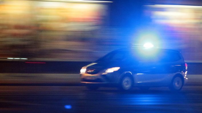 Ein Einsatzwagen der Polizei fährt mit eingeschaltetem Blaulicht durch Berlin (Quelle: imago/Ralph Peters)