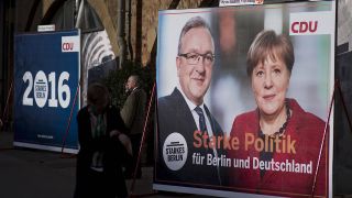CDU-Wahlplakat mit Frank Henkel und Angela Merkel (Quelle: imago/IPON)