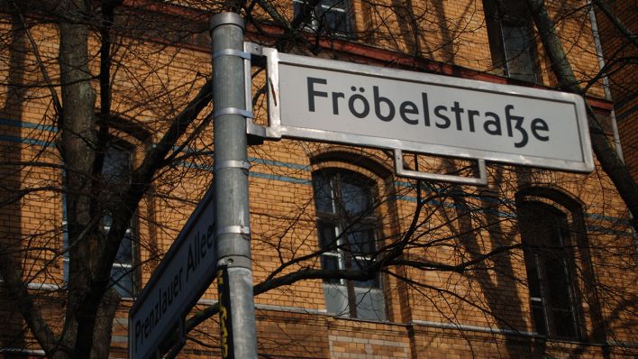 Das Straßenschild Fröbelstrasse an der Prenzlauer Allee im Berliner Ortsteil Prenzlauer Berg (Quelle: dpa/Manfred Krause)