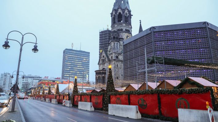 Betonsperren am Berliner Weihnachtsmarkt am Breitscheidplatz (Quelle: imago/Xinhua)