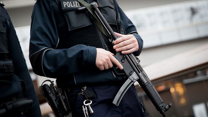 Beamte der Bundespolizei patrouillieren in Berlin im Hauptbahnhof (Quelle: dpa/Kay Nietfeld)