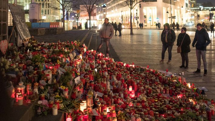 Blumen und Kerzen, die zum Gedenken an die Opfer vom Breitscheidplatz aufgestellt wurden, sind am 29.01.2017 auf den Stufen zur Gedächtniskirche in Berlin zu sehen. (Quelle: Jörg Carstensen / dpa)