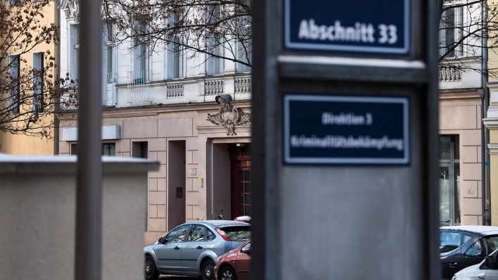 Eine Polizeiwache befindet sich direkt gegenüber von dem Haus mit den Räumlichkeiten des Moschee-Vereins "Fussilet 33". (Quelle: dpa/Bernd von Jutrczenka)