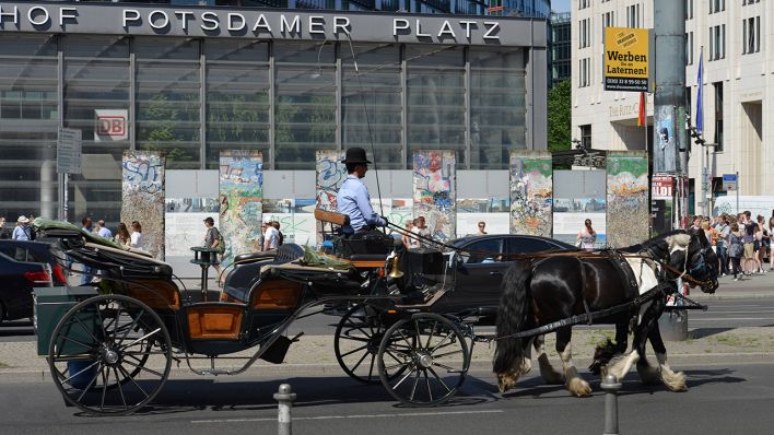 Dieses Bild soll es nach Meinung von Rot-Rot-Grün zukünftig nicht mehr geben: Eine Pferdekutsche in der Berliner Innenstadt (Quelle: imago/Schöning)