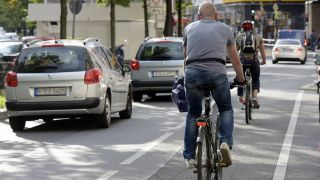 Auto- und Fahrradfahrer sind an der Kreuzung Wichertstraße / Schönhauser Allee in Berlin-Prenzlauer Berg unterwegs. (Quelle: imago/Seeliger)