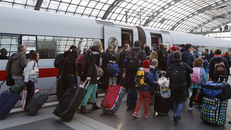 Menschen steigen im Berliner Hauptbahnhof in einen ICE ein. (Quelle: mago/Reiner Zensen)