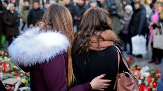 Zwei Frauen gedenken der Anschlagsopfer am Berliner Breitscheidplatz (Quelle: dpa/Britta Pedersen)