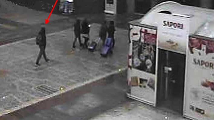 Foto aus einer Überwachungskamera am Mailänder Bahnhof dass den gesuchten Anis Amri zeigt. (Quelle: dpa/Italienische Polizei)