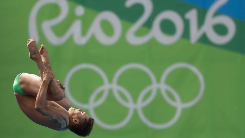 Ein Turmspringer bei der Olympiade in Rio (Quelle: Imago/ ZUMAu78)