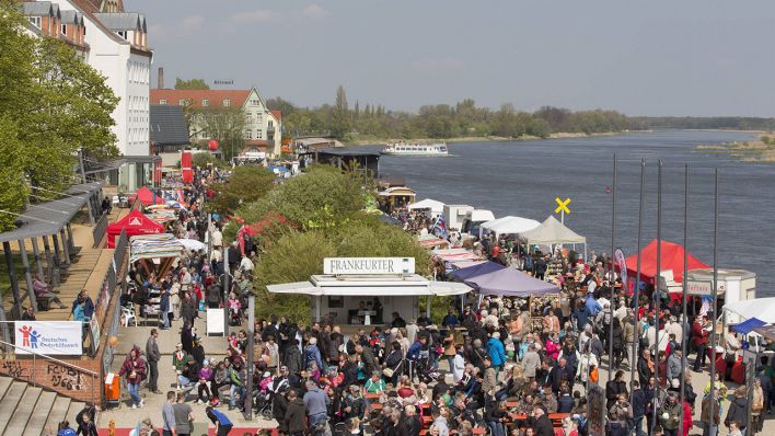 Besucher beim Brückenfest in Frankfurt (Oder) (Quelle: imago/Mausolf)