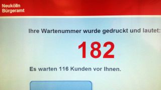 Auf dem Monitor der Wartenummerausgabe im Bürgeramt Neukölln steht am 17.7.2012 "Ihre Wartenummer wurde gedruckt und lautet: 182. Es warten 116 Kunden vor Ihnen." (Quelle: imago/Olaf Wagner)