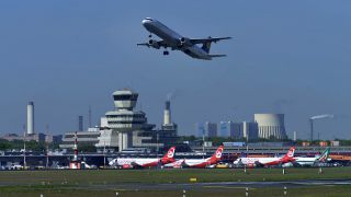 Ein Flugzeug startet vom Flughafen Berlin-Tegel. (Quelle: imago/Schöning)