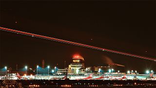 Ein Flugzeug landet am 04.09.2017 in Berlin am Abend auf dem Flughafen Tegel. (Quelle: dpa/Paul Zinken)