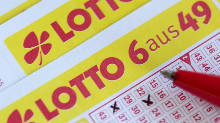Symbolbild: Ein Kugelschreiber liegt auf einem Lottoschein (Quelle: imago/Eibner)
