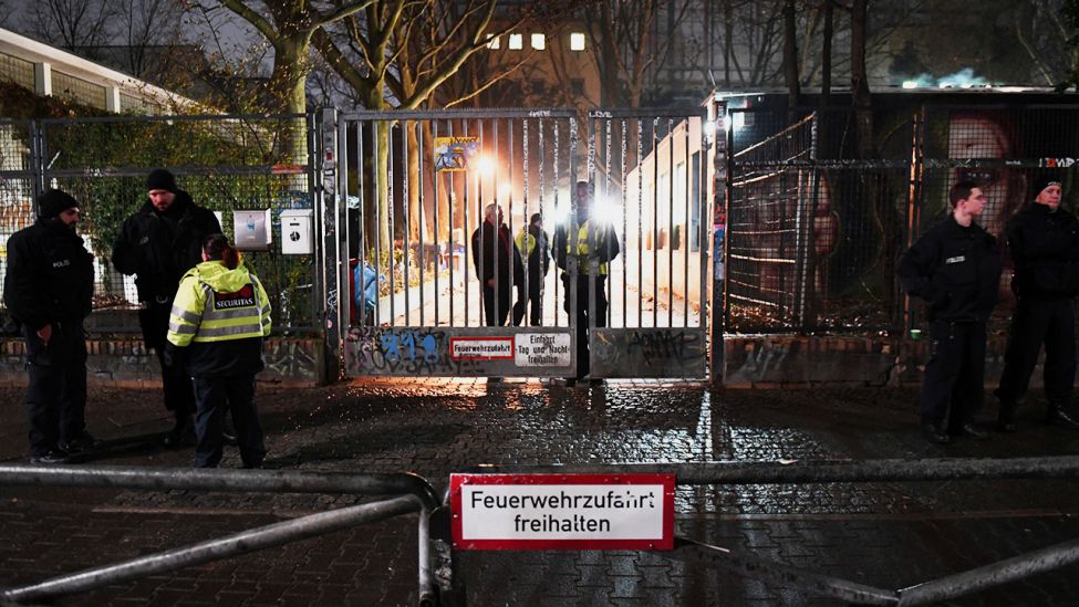 Polizisten stehen am 11.01.2018 in Berlin vor der von Flüchtlingen besetzten früheren Gerhart-Hauptmann-Schule. (Quelle: dpa/Maurizio Gambarini)
