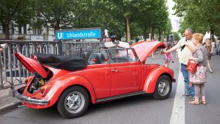 Ein historisches VW-Käfer-Cabriolet bei den Classic Days auf dem Kurfürstendamm in Berlin (Quelle: imago/Eibner)