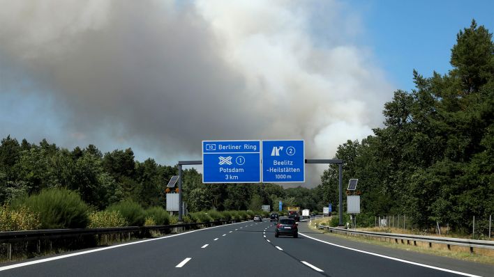 Über der Autobahn zwischen Potsdam und Fichtenwalde steigt eine Rauchsäule auf, 26.07.2018 (Bild: dpa/Sebastian Gabsch)